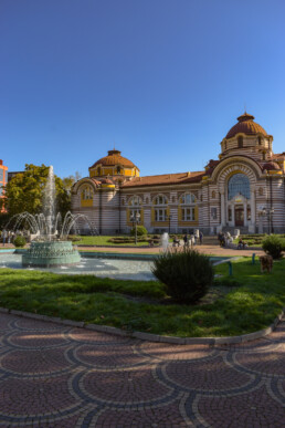 Thermalbad in Sofia mit Gartenanlage bei Sonnenschein